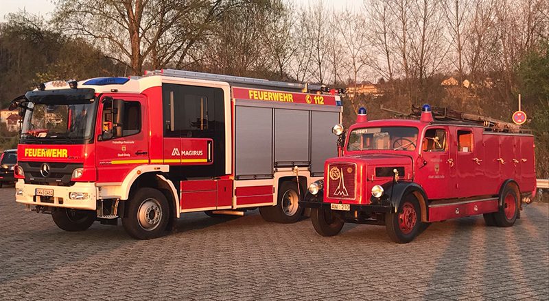 Das neue Hilfeleistungsfahrzeug (HLF 20) und das älteste Löschfahrzeug (LF 15, genannt "Mäxchen", Baujahr 1951) unseres Sinziger Löschzuges