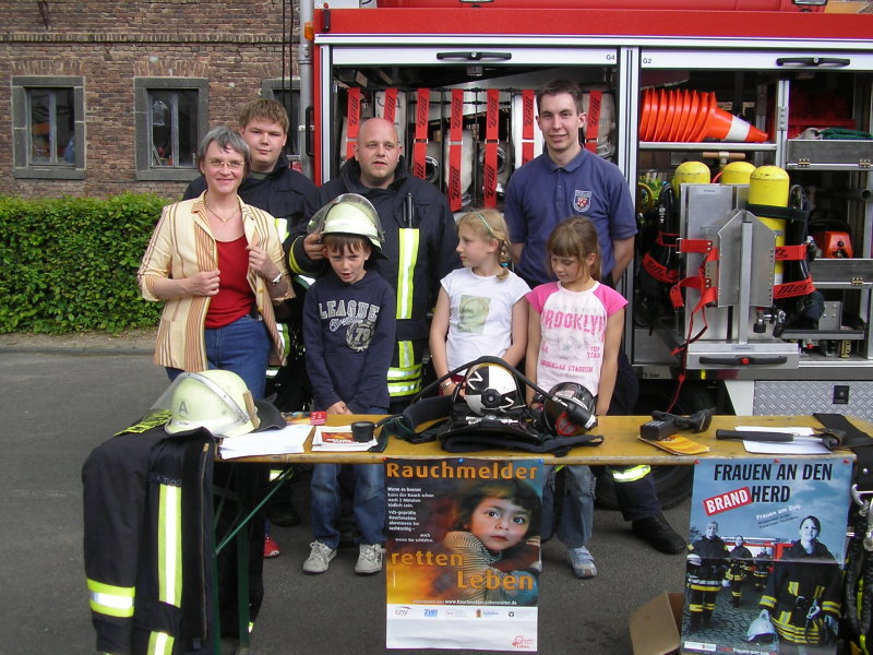 Gruppenfoto vor dem Feuerwehrauto