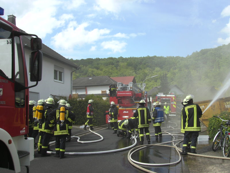 Feuerwehr beim Dachstuhlbrand
