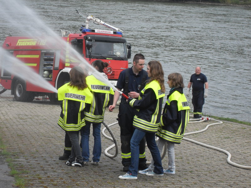 Brandbekämpfung am Rhein