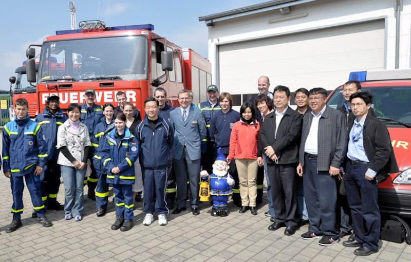 Chinesische Delegation mit Feuerwehr und THW