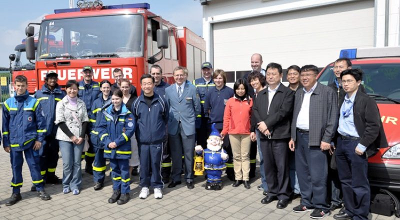 Chinesische Delegation mit Feuerwehr und THW