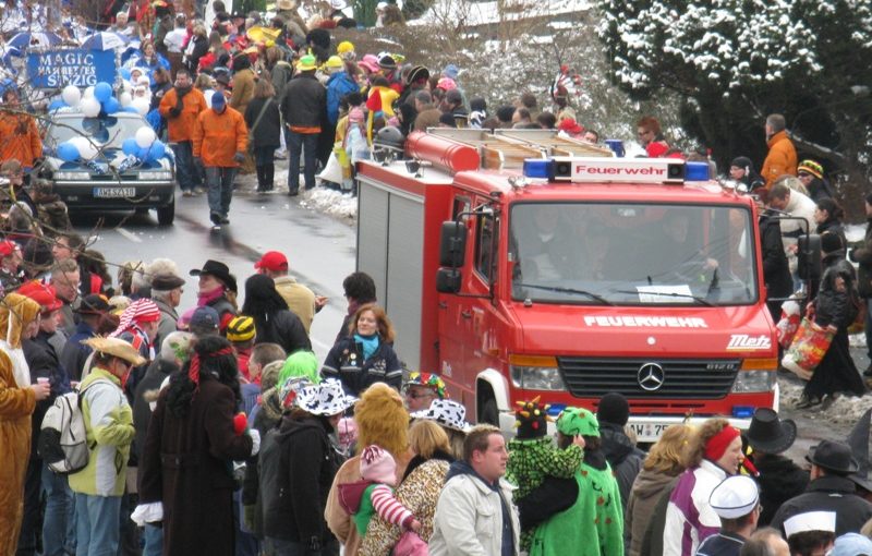 Feuerwehr sichert den Karnevalszugs ab