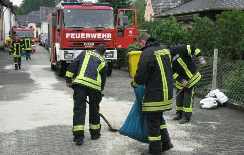 Mit Bindelmittel nahm die Feuerwehr das Öl auf