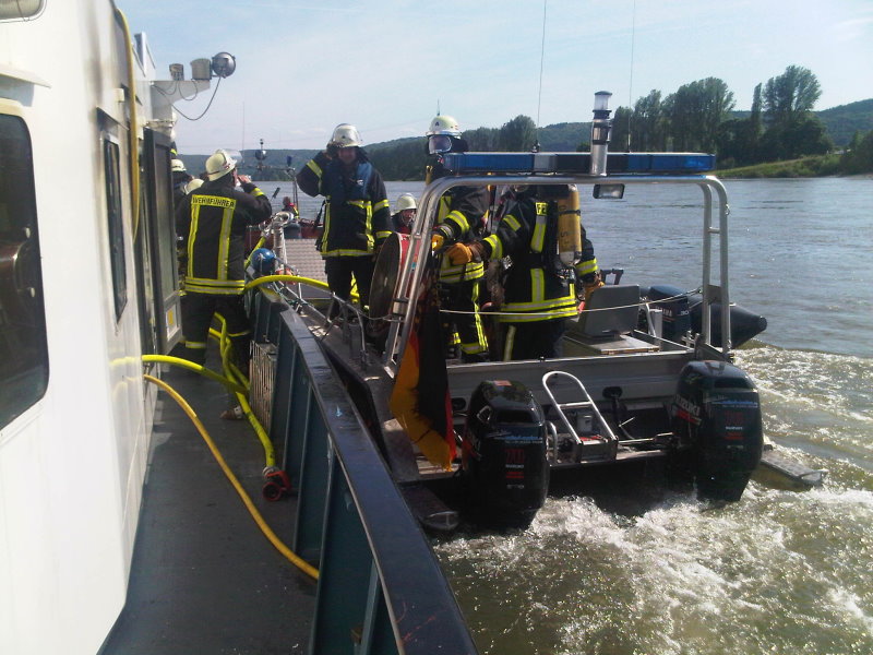 Vom Feuerwehrboot aus wurde gelöscht