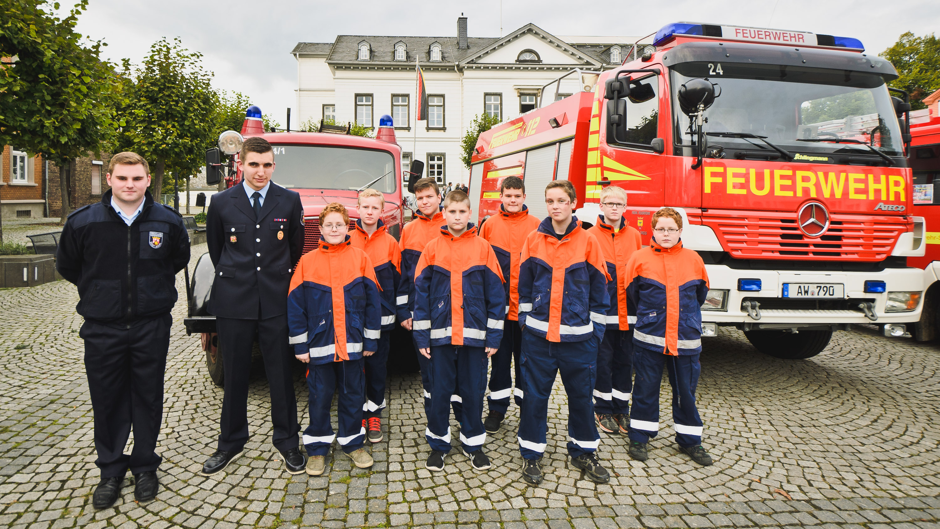 Jugendfeuerwehr Sinzig auf dem Kirchplatz