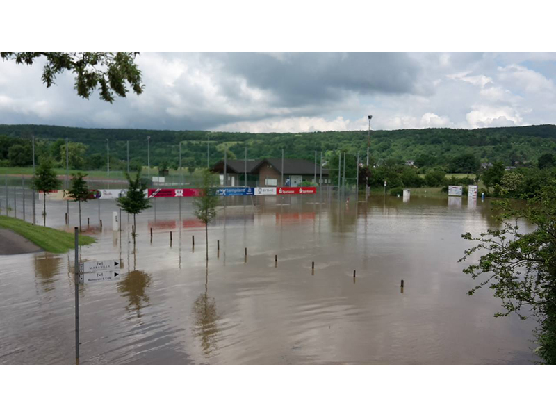 Überfluteter Sportplatz in Bad Bodendorf