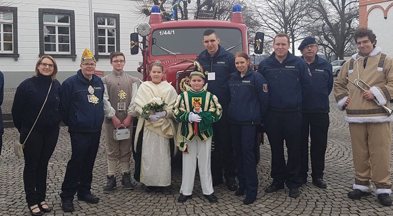 Prinz Ben I. u. Prinzessin Emily I. mit Kameraden der Feuerwehr Sinzig