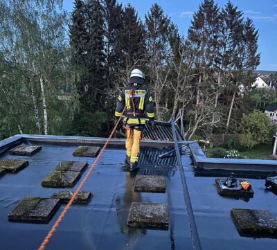 15.04.2024 - Solarthermie-Module drohen vom Dach zu stürzen